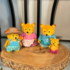 Li'l Woodzeez The Tippytail Foxes
Miniature Animal Figurine Set